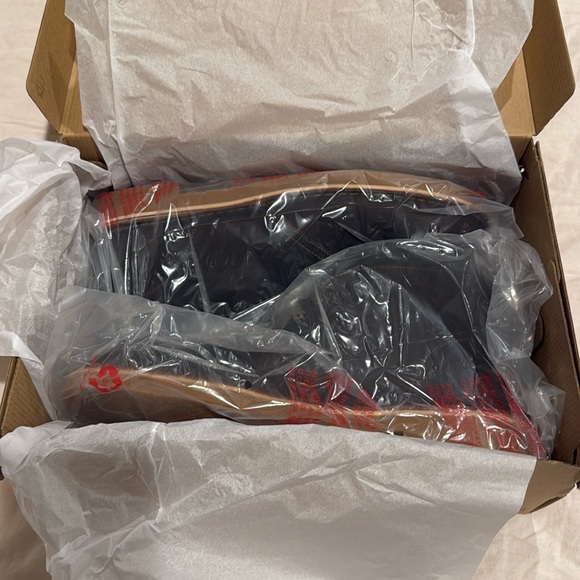 Brand new Clarks Chukka boot, still in box - Picture 2 of 5